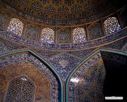 Image of دیوارهای داخلی مسجد کاشی کاری شده