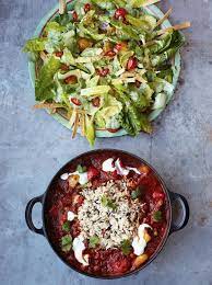Voeg een beetje water toe, maar absoluut. Jamie Oliver 15 Minuten Rezepte Vegetarisches Gemuse Chili Mit Salat Rezepte Jamie Oliver Vegetarisch Jamie Oliver 15 Minuten Rezepte