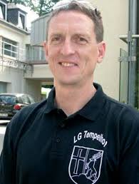 Weltmeister im Ausrüsten: Wer ist eigentlich Herr „Allzweck“? DDR: Gerhard  Schulz war ihr erster FIFA- Schiedsrichter Die P