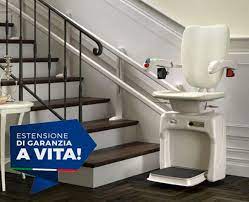 Moderna sedia a rotelle per salire le scale che permette, attraverso ruote particolari, di affrontare i gradini. Montascale A Poltroncina Sedie Montascale Per Anziani Vimec Biz