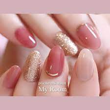 吉田有香 nail salon myroom on instagram いつも左右バラバラな私のネイルの左手のデザインをまねっこしてくださいました でもお客様のお肌の色と私のとは違うので ネイルのお色も微妙に変えて似合うお色を考えてます マニキュアの色 マニキュア ネイル