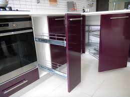 Mutfak hayatımızı yaşadığımız evler içerisinde bizlerin en çok vakit geçirdikleri yerlerden birisi olarak her zaman daha dikkatli temizlenmelidir. Parlak Kapakli Mutfak Dolaplari Modelleri