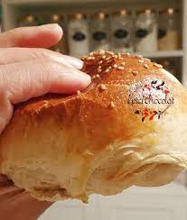Je me suis lancée depuis maintenant un mois dans la fabrication d'un levain naturel maison pour m'essayer au pain au levain. Buns Au Levain Naturel Recettes Au Levain Levain Cuisine Et Boissons
