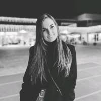 Família não quis ser fotografada e foi protegida com chapéus de chuva pretos. 30 Sara Carreira Profiles Linkedin