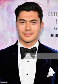 His father is english and his mother is malaysian. Fotografia De Noticias Actor Henry Golding Attends 2019 Fragrance Cena De Filme Homens Lindos Cantores