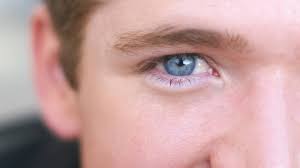 Es gibt doch die legende, dass einem beim niesen mit offenen augen die augen rausfallen würden. Manner Pflege Geschwollene Augen Umwerfende Augen Blicke Fit For Fun