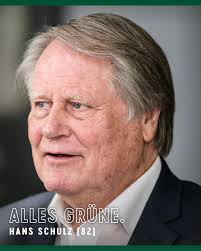 Lass dich befeiern, Hans Schulz! 🥳🎗️ Wir gratulieren unserem  Meisterspieler von 1965 und langjährigem Aufsichtsratsmitglied zu seinem  heutigen Ehrentag. Besonders bemerkenswert übrigens: Schon seit mehr als  7️⃣1️⃣ Jahren hält Schulz dem SV
