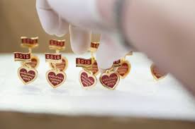 I kazał jednemu z uczniów odkleić z bluzy serduszko wośp. Zlote Serduszka Wosp Wymyslil Warszawski Jubiler Warszawa Nasze Miasto