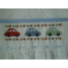 Temos vários modelos de babetes, podemos bordar simples (só com nome ou frase) , ou podemos colocar uma animação com o tema à sua escolha. Babete Azul Carrinhos Bbazc Babycandy Bordados Ponto Cruz Monogramas Artesanais