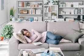 Meine eltern hatten damals ihr schlafzimmer, ich hatte mir eins. Schone Junge Madchen Auf Der Couch Im Wohnzimmer Schlafen Sie Las Ein Buch Lizenzfreie Fotos Bilder Und Stock Fotografie Image 62426991