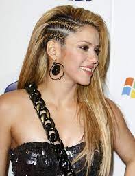 Shakira With Long Multi Tone Colored Hair Swept To One Side Wearing Two Cornrows That Blend To Long Hair Cool Braid Hairstyles Hair Styles Braided Hairstyles