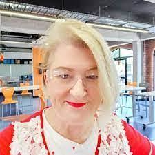 Margo Leach's Instagram, Twitter & Facebook