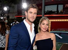 Christina applegate was born in hollywood, los angeles, california, to record producer/executive robert applegate and. Christina Applegate And Chris Hemsworth Star In Vacation Hello