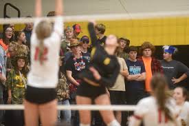 Wood recovers from shaky start to win opening round