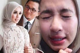 Nindy dan askara parasady menikah di tahun 2011, mereka dikaruniai dua orang anak, abhirama danendra harsono, akifa dhinira parasady harsono. Berita Terpopuler Laudya Bella Akan Sujud Jika Engku Emran Mau Lakukan Ini Hingga Mantan Nindy Ayunda Baku Hantam Dengan Ariel Noah Semua Halaman Grid Fame