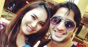 Orang tua ayu ting ting merasa kesal hingga membawa anggota polisi mendatangi rumah haters ayu ting ting. Ayu Ting Ting Dan Shaheer Sheikh Malu Malu Kucing Akui Hubungan Mereka Shaheer Sheikh Dan Sunglasses Women