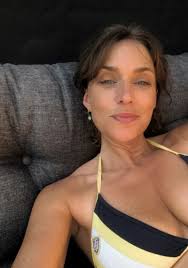 Hvorfor er det så svært at stoppe med at please andre? Det er det fordi det  opfylder en vital funktion, et livsnødvendigt behov. Behovet for at høre  til, være en del af