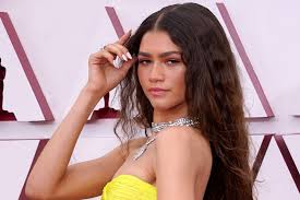 Полное имя — зендея мари штёрмер коулман (zendaya mary stoermer coleman). Zendaya Glows In A Neon Cutout Gown 6 Inch Platforms At 2021 Oscars Footwear News