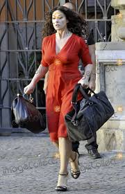 Ma lei, senza alcun dubbio, è qualcosa di diverso. Photos And Pictures Robert Deniro And Monica Bellucci Continue Their Work On Their New Film Manuale D Amore 3 Deniro Looked Fit As He Ran On Set In Black Shorts And Sneakers