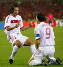 Ozellikle guney kore'yle oynadigimiz 3.luk maci ve sonrasinda yasadigimiz unutulmaz guzellikler, hepimizin aklina ve kalbine çok tatlı hatıralar bıraktı. 29 Haziran 2002 Guney Kore Turkiye Maci 1464366 Uludag Sozluk Galeri