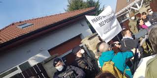 V žádném okamžiku nebyl předmětem jednání jakýkoliv výměnný obchod s ruskou federací. Pred Domem Jana Hamacka Kricelo Pres 150 Demonstrantu Cnn Prima News