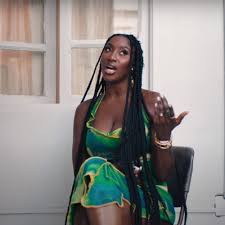 Em 6 de abril de 2018, aya nakamura lançou djadja — o primeiro single de seu segundo álbum — que ficou duas semanas consecutivas em número um na tabela francesa, e, mais tarde, foi certificado com disco de diamante. Video Aya Nakamura Bobo Peut Il Etre Le Tube De L Ete 2021