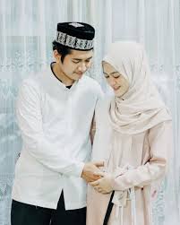 Selebgram henny rahman jadi sorotan usai pamer foto dirinya tak memakai hijab. Nantikan Anak Pertama 11 Momen Manis Kebersamaan Zikri Daulay Istri