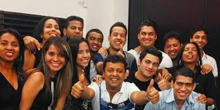 Cuando yo te recuerdo morenita no me puedo explicar lo que me da yo siento que me da una rasquiñita ay, la emoción no la puedo soportar yo siento que me da una rasquiñita la emoción no la puedo soportar (bis) Es Bajo Machacar Ese Suceso Hijos De Diomedes Diaz Defienden A Su Padre Canal 1