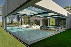 Piscine Avec Un Fond En Verre Dans Une Maison Design Architecturepin Architecturepin