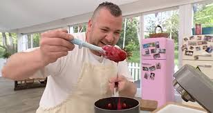 Une candidate présente un gâteau à l'allure douteuse, les internautes se lâchent01:05. Le Meilleur Patissier Saison 8 Francois Risque L Elimination Lors De La Speciale Halloween Stephane Et Sophie Toujours Imbattables Sur M6 Toutelatele