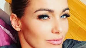 Social media sensation best recognized as the wife of tre, due, uno, contatto host paolo bonolis.she was born on february 20, 1974 in rome, italy. Sonia Bruganelli Storm Against Lady Bonolis You Must Be Ashamed It Is Forbidden To Set The Table Like This Ruetir
