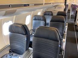 Die kabine hat große staufächer, die auch rollkoffer aufnehmen können. Review United Airlines Crj 550 First Class Live And Let S Fly