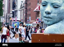 Bronze public art hi-res stock photography and images