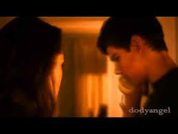 Kristen Stewart Says She Still Loves Bella'S 'Twilight' Wedding Dress