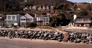 Grace and frankie visit the beach house while their worried kids try to track . Inside The Real Beach House From Grace And Frankie Hooked On Houses