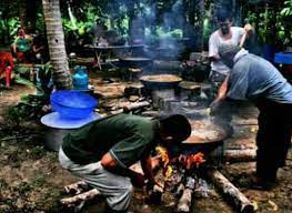 Seorang remaja lelaki yang datang ke sebuah kenduri kahwin di kampung bukit chawi, perak tengah, meninggal dunia kerana dihempap pokok kelapa. Nostalgia Kenduri Kahwin Di Kampung Rencana Mstar