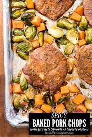 Bistecche bistecche con un tovagliolo e friggere su entrambi i lati per tre minuti ciascuno. Braciole Di Maiale Piccanti Al Forno Con Cavoletti Di Bruxelles E Patate Dolci Ricetta Semplice E Salutare