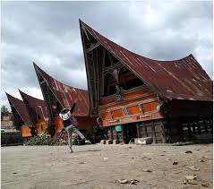 Jabu bolon adalah rumah keluarga besar.rumah ini tidak memiliki sekat atau kamar sehingga keluarga tinggal dan tidur bersama.rumah balai batak toba juga dikenal sebagai rumah bolon. Backpacker Sumatera Barat Danau Toba Medan Part 2 Pulau Samosir Svaradiva