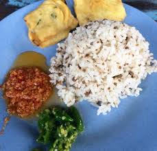 Masakan khas sunda dikenal memiliki cita rasa unik dan gurih. Nasi To Picture Of Nasi Tutug Oncom To Benhil 96 Tasikmalaya Tripadvisor