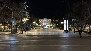 Λόγω της απαγόρευσης της κυκλοφορίας που θα παραμείνει κανονικά σε ισχύ καθόλη την διάρκεια των εορτών θα είναι εξαιρετικά δύσκολο να φύγει κάποιος από το σπίτι του την παραμονή. Se Efarmogh H Apagoreysh Kykloforias Apo Tis 18 00 Nekrh Polh H A8hna Skai