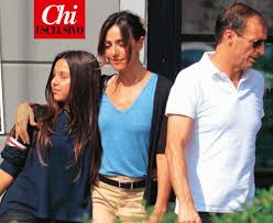 Ha cantado en su idioma materno, en italiano, y también en español para hacerse conocer en el mundo de habla hispana. Ambra Angiolini E Max Allegri Mistero A Casa Nessuno Riesce A Spiegarselo Cosa E Successo