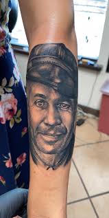 First Look at Charlie Hunnam as Ed Gein for Season 3 of Ryan Murphy's  'Monsters'! 👻 Charlie Hunnam will play Ed Gein, the famous American  mur**erer and grave robber who inspired horror