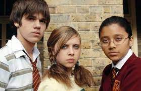 Asa ca invocand primul amendament al celei dintai legi americane, constitutia, adica dreptul la libera exprimare, fata lanseaza un tabloid al scolii impreuna cu noua sa prietena, cornelia, prin care expune o serie de secrete jenante legate de vedetele care conduc scoala. Serviciile Secrete La Liceu Ralucutzadg Pagina 3