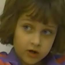 La “Niña Psicópata” Beth Thomas nació en la década de los 80', al igual que  su hermano menor, Jonathan. Lamentablemente, antes de cumplir los 2 años,  su madre biológica murió y ambos