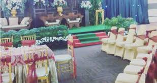 Jika halaman rumah cukup luas, kamu bisa melangsungkan acara outdoor. Nikahan Dengan Dekor Pengantin Jawa Di Halaman Rumah Ayuk Aja Sewa Rumput Com