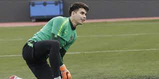 Tren rambut tahun ini masih didominasi oleh gaya rambut pendek pria, baik yang modern maupun gaya klasik. Disebut Kembar Ini Potret Kemiripan Nadeo Argawinata Dengan Kepa Arrizabalaga Bola Net