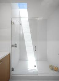 Badezimmer Dachfenster Weisse Duschkabine Sonnenlicht Bad Inspiration Badezimmer Klein Badezimmer Dekor