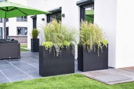 Jeder eigenheimbesitzer kennt das problem mit den müllbehältern und fehlendem sichtschutz. Sichtschutz Fur Terrasse Und Garten Mit Pflanzenkubeln