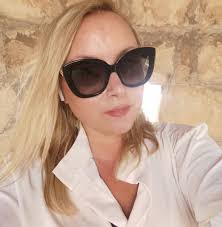 This amazing artist is Robyn Matthews, a London based artist and bass  player, also known as Robyn.Hearts, I invite you all to follow this  beautiful Angel!! 😇💖 IG: robyn.heart.harp  https://www.instagram.com/robyn.hearts.harp?igsh=MWxzMHFnajFrdGR1cA ...