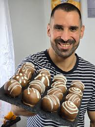 Zserbógolyót készítettem. Szuper recept, szerintem karácsonyra is  elkészítem, mert a fő fogások mellett, sütés nélkül, pillanatok alatt meg  van, és nagyon finom is. 🙂 Recept itt: https://youtu.be/CeV3qaofb30